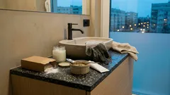 Peeling z sody na łokcie i kolana: jak go zrobić, żeby nie podrażnić skóry (i kiedy lepiej odpuścić)