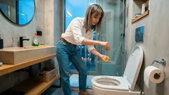 Po co wkładać pół cytryny z pieprzem do toalety? Sprawdzamy, co w tym patencie działa