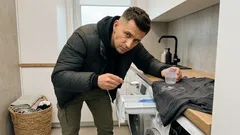 Szkodzi ubraniom i pralce: dlaczego nadmiar detergentu nie pierze lepiej