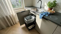 Dlaczego kosz na śmieci pachnie mimo worka: prosty trik z kuchennej szuflady