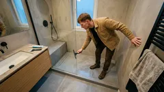 Czarne kropki na silikonie po prysznicu? Zanim go zerwiesz, sprawdź te dwie rzeczy